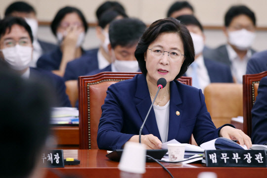 추미애 법무부 장관이 27일 오전 국회 법제사법위원회 전체회의에 참석해 발언하고 있다.      연합뉴스